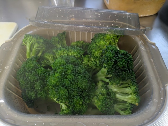 【3COINS　温野菜メーカー／KITINTO】容器に入れて600Wで2分加熱するだけで完成！