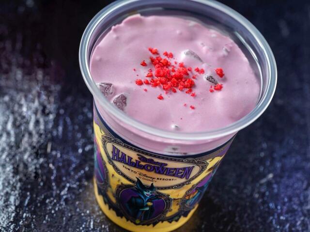 スペシャルドリンク(パンプキンミルク&コーヒーゼリー) 700円|東京ディズニーリゾート「ディズニー・ハロウィーン」スペシャルメニュー|販売店舗:東京ディズニーランド「リフレッシュメントコーナー」「キャンプ・ウッドチャック・キッチン」「パン・ギャラクティック・ピザ・ポート」、東京ディズニーシー「ハドソンリバー・ハーベスト」「セバスチャンのカリプソキッチン」|販売期間:2025年9月16日(火)〜10月31日(金)