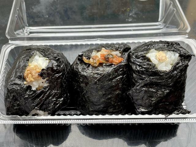 【おむすび てしま】弘子さんおすすめのおにぎり。左から「豚そぼろ」、「あさり」、「シーチキン」