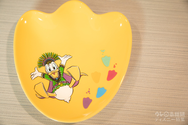 ドナルドらしさたっぷりのデザインが可愛いスーベニアプレート!