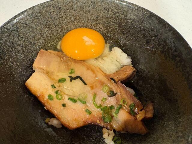 【ロピア やわらか焼豚めし】リメイク例：刻んでネギと卵でチャーシュー丼に