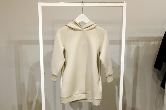 年齢関係なく着こなせるシンプルなパーカーも。
