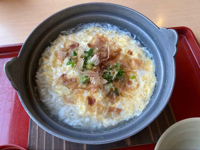 【Joyfull 釜揚げしらすの玉子雑炊朝食】提供された瞬間、ふわっと立ちのぼる湯気に踊る鰹節……思わず心がほっとします