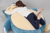 【ポケモン】人をダメにする「カビゴン」クッションが発売決定！全長約1.5mのビッグサイズで寝姿を再現