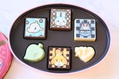 【ゴディバ meets どうぶつの森 アソートメント/Pink 6粒入 ティーマットセット】ピンクの缶には、しずえ、ティーナ、フランソワ、ジャック、葉っぱのマーク、ハートのチョコレート（ホワイト）が入っています
