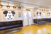 ディズニーリゾートライン　ミッキーマウスがデザインされたラッピングモノレール