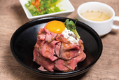 ローストビーフ丼(並)(サラダ・スープ付)880円|ワイン好きの肉バル寓 銀座店