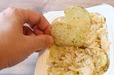 【深夜のポテチーズ飯】ポテトチップスを丁寧に刺します