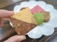 【六花亭の〇△□ 88個入】プレーンとチョコチップココアのバイカラークッキーに刻んだくるみがたっぷり入った「くるみクッキー」。ほろほろ食感がクセになる味わいです。