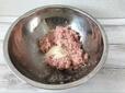 【ゼラチン 焼き餃子】ボウルにひき肉と粉ゼラチンを入れて混ぜます