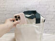 背面にはポケットも付いているので、スマホやお財布などを入れておくのにも便利！