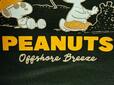 イラスト下部の「PEANUTS」ロゴや、スヌーピーの帽子、チャーリー・ブラウンの水着に使われたオレンジカラーが絶妙なアクセントに♪