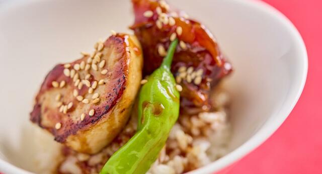 浦安ブライトンホテル東京ベイ「カシュカシュ」あまおう苺スイーツとローストビーフ、海の幸のご褒美ビュッフェ「フォアグラ丼」