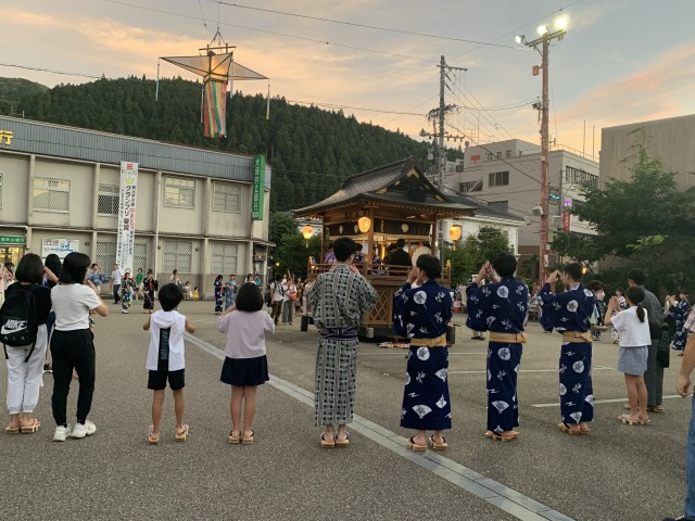 取材時は子ども踊りの日。時間は7時半頃だが、これから人がたくさん集まるそう