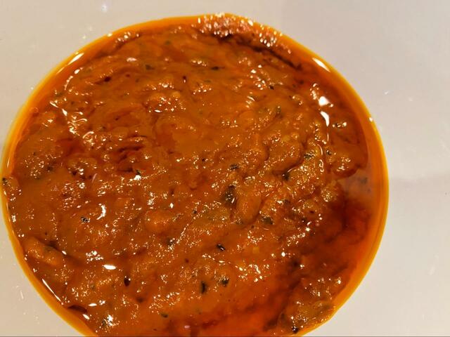 【カルディコーヒーファーム　パスタソース　トリュフトマト】パウチを開けるとトリュフの香りがふわ〜