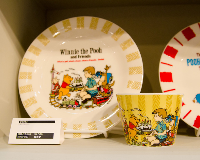 クリストファー・ロビンの部屋で遊ぶプーたち。ルーやピグレットの服の色がコンセプトアートらしさを演出しています。