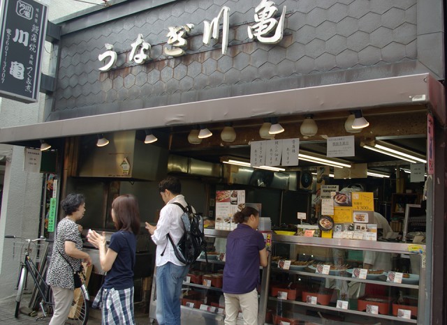 うなぎ串を買って食べ歩くのもオススメ