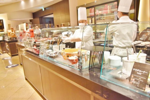 パルメザンチーズの中で豪快にサラダを和える