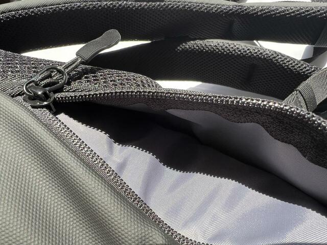 【カインズ TRADDYファスナーが隠れるバックパック】背中側にもこっそりファスナーと荷物を入れるスペース