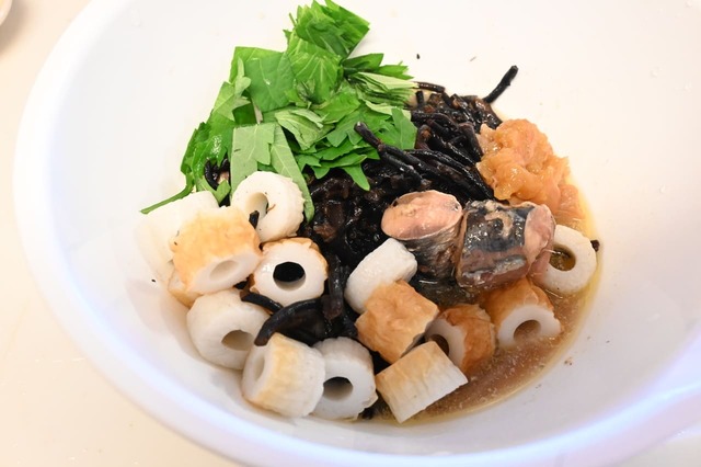 【いわしとちくわの梅ひじき和え】ボウルの中で和えるだけ。簡単です！