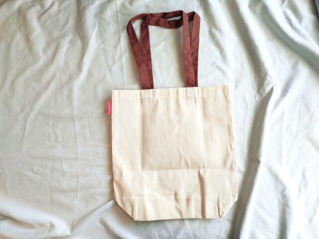 裏面はシンプルな無地