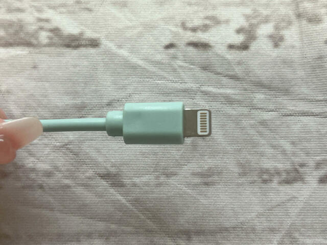 iPhoneユーザーの方も安心！ライトニングケーブルもついています