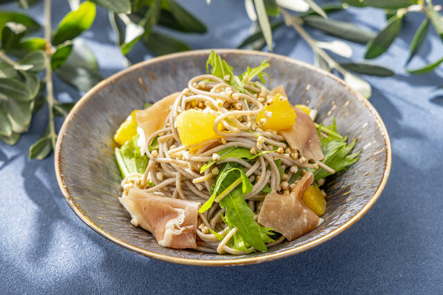 「そばのサラダ 生ハムと水菜、セルバチコ」＜期間：2025年12月26日～2026年3月11日＞【【ヒルトン名古屋】年末年始はズワイガニ・マグロ・サーモン・エビ食べ放題！地中海グルメで彩る冬のビュッフェ開催！】