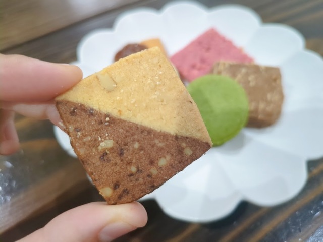 【六花亭の〇△□ 88個入】プレーンとチョコチップココアのバイカラークッキーに刻んだくるみがたっぷり入った「くるみクッキー」。ほろほろ食感がクセになる味わいです。