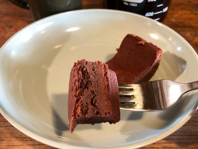 【ファミリーマート　ガトーショコラ ～メレンゲ仕立て～】しっとりした生地が美味しそうですね