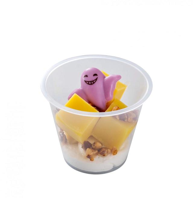 スウィートポテト＆アーモンド、スーベニアカップ付き 900円｜提供店舗：東京ディズニーランド「プラズマ・レイズ・ダイナー」／東京ディズニーシー「ホライズンベイ・レストラン」｜東京ディズニーリゾート「ディズニー・ハロウィーン」2022スペシャルメニュー