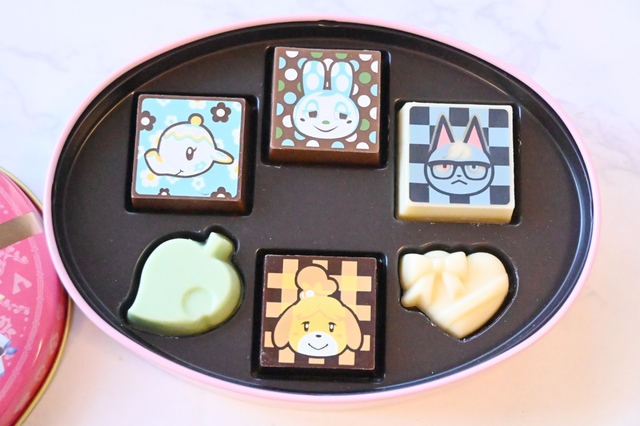 【ゴディバ meets どうぶつの森 アソートメント/Pink 6粒入 ティーマットセット】ピンクの缶には、しずえ、ティーナ、フランソワ、ジャック、葉っぱのマーク、ハートのチョコレート（ホワイト）が入っています
