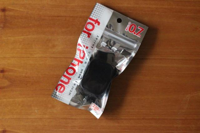 【ダイソー】充電専用リール式スタンド付きライトニングケーブル／200円