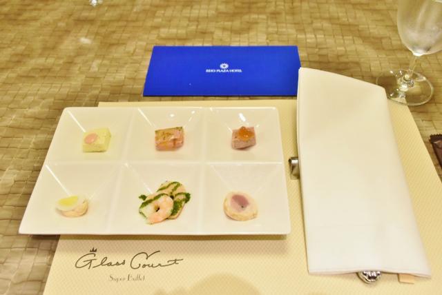 着席すると「前菜の盛合わせ」が運ばれてくる