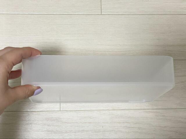 【ダイソー 積み重ね収納ボックス（浅型、15.2cm×21.5cm×4.3cm）】取り出しやすさ重視のため、浅くて広いボックスを選びました