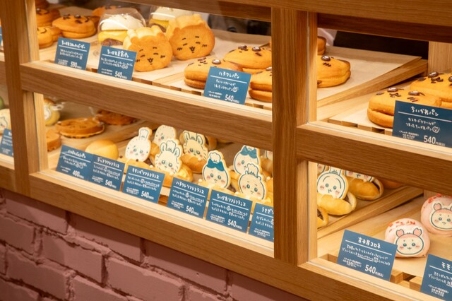 【ちいかわベーカリー】ショーケースにはちいかわたちのキャラクターパンがずらり！