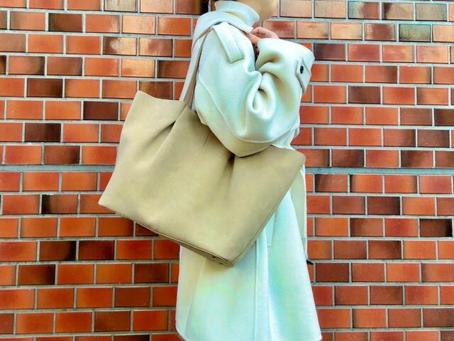 身長155cmの筆者が実際に持ってみました。こちらは大きいバージョン