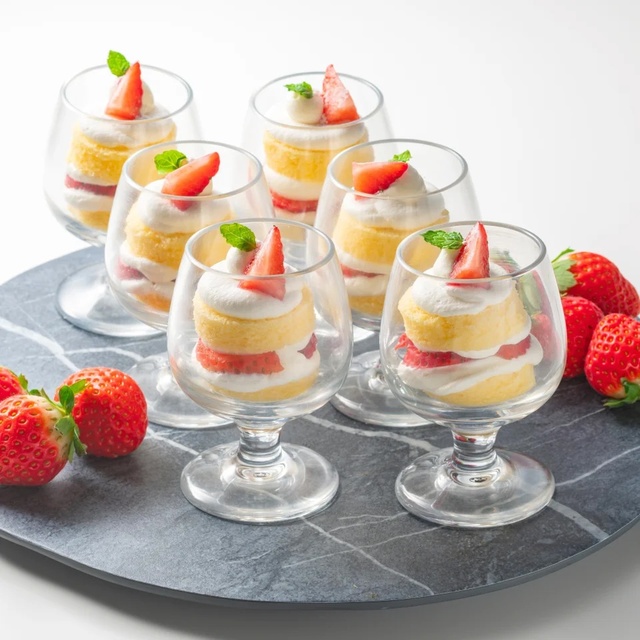 「ストロベリーグラスショートケーキ」＜期間：2025年12月1日〜31日＞【「和牛もも肉のローストビーフ」も登場！シェラトングランドホテル広島でクリスマスシーズンを彩る“豪華ブッフェ”開催！】