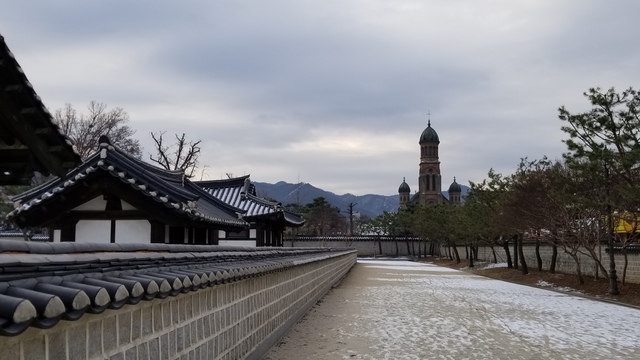 慶基殿から殿洞聖堂(写真奥)へ至る道は、韓洋の建物が共存する不思議な風景