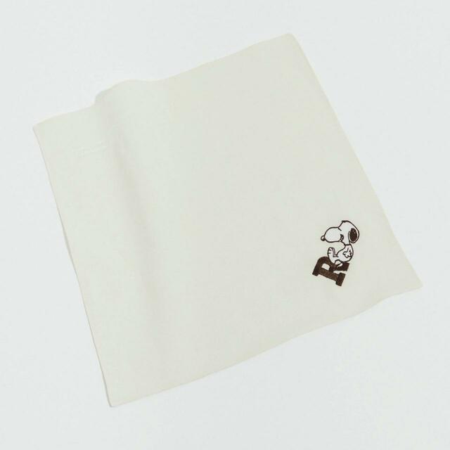 イニシャルハンカチ 1,430円｜スヌーピーミュージアム｜2024年4月26日（金）発売グッズ