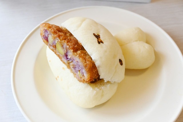 【みっふぃー蔵のきっちん&べーかりー 川越店】川越店限定「みっふぃー むらさきいもコロッケサンド」(346円)