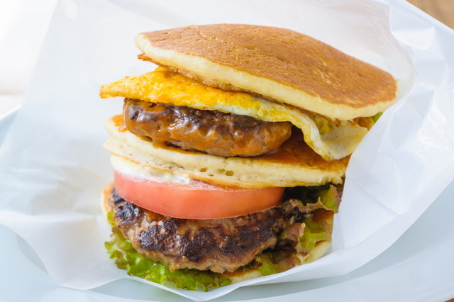 『Eggs 'n Things』 メニュー：ロコモコパンケーキバーガー