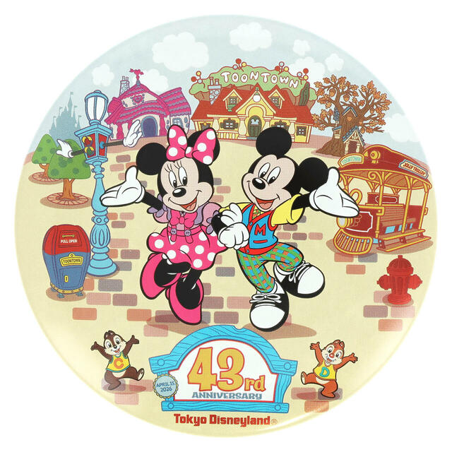 カンバッジ 600円｜東京ディズニーランド開園43周年を記念したグッズ｜販売店舗：東京ディズニーランド「ギャグファクトリー／ファイブ・アンド・ダイム」｜発売日：2026年4月15日（水）