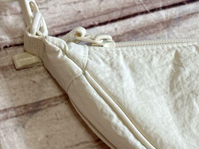 素材はナイロン。シワ感のある生地でこなれ感が演出できます