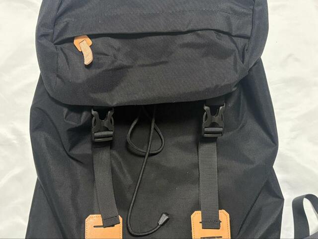 【ワークマン　汚れが落ちやすいカジュアルデイバッグ】フラップが被さったデザイン。2つのバックルでしっかりと固定できます◎