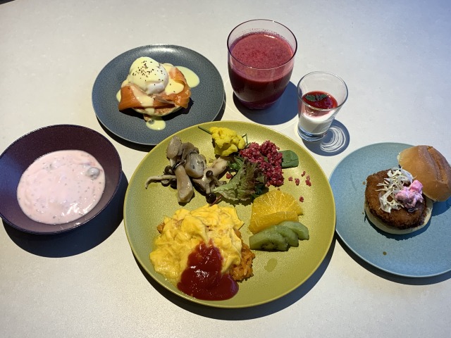 オムライスやサーモンベネディクトを乗せたパンケーキなど朝から豪華!