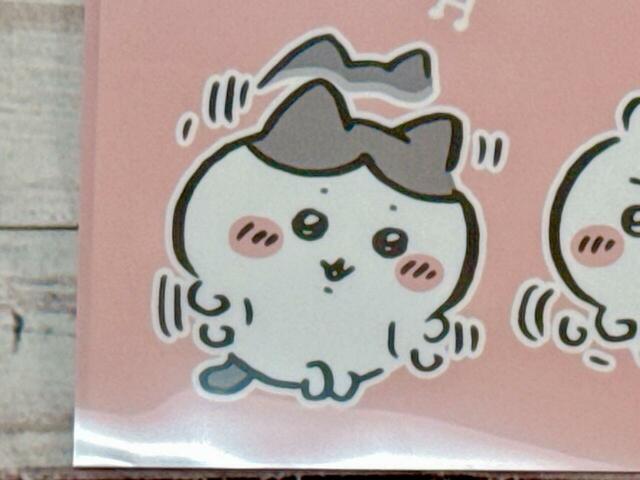 ハチワレは上下に動くダンスを披露しています。ぽやっとした表情がキュート！