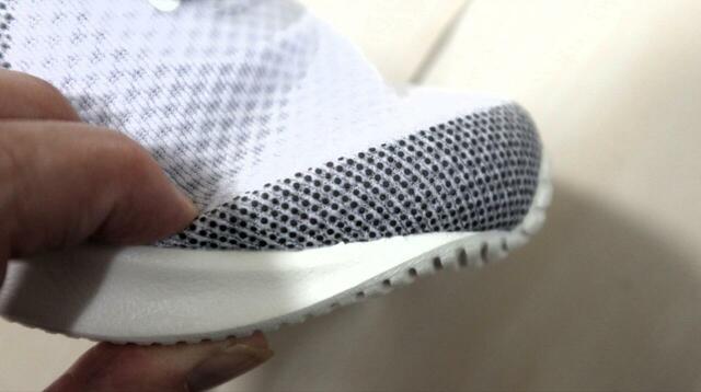 【ニューバランス ランニングシューズ E430】アッパー全体はソフトな素材ですが、負荷がかかりやすいつま先まわりは補強されています◎