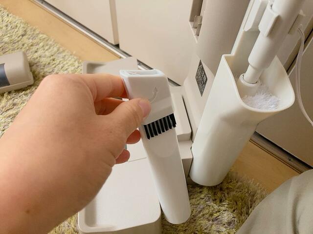 【充電式紙パックスティッククリーナー MagiCaleena（マジカリーナ）】静電モップや隙間ノズルなども充電器にまとめて収納できます