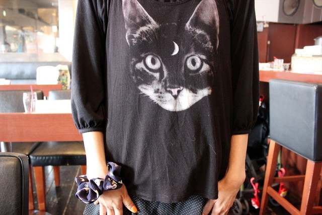 ネコファッションで来場したお客さんもたくさん！　インパクトがある猫の顔のビックプリント。シュシュもネコ柄です。