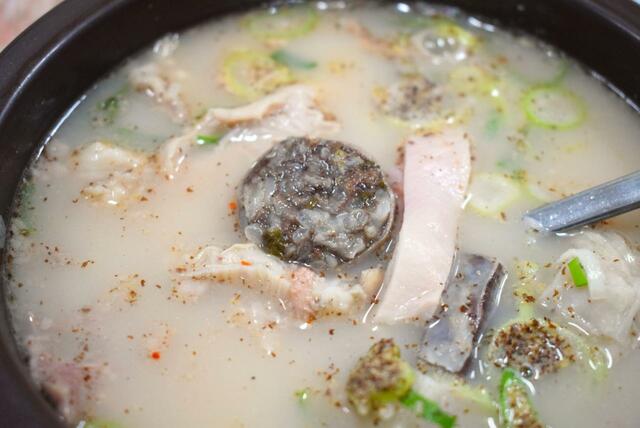 汁の底に腸詰とモツがたっぷり沈んでいる「サンスカプサン」のスンデクッ(特=トゥク)中区乙支路洞15-4 11:30~15:00 17:00~22:00 日曜休